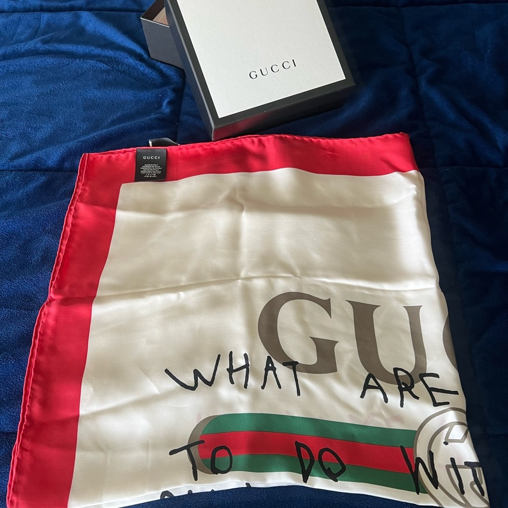 Gucci silk scarf. - Picture 3 of 3